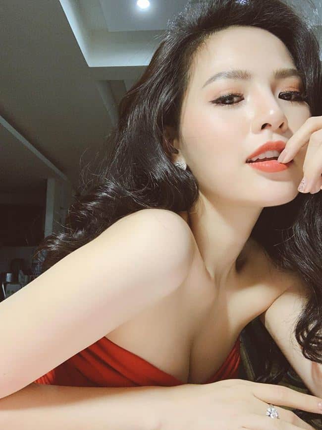 Hot girl mì gõ Phi Huyền Trang lộ cảnh nóng trong phòng tắm 