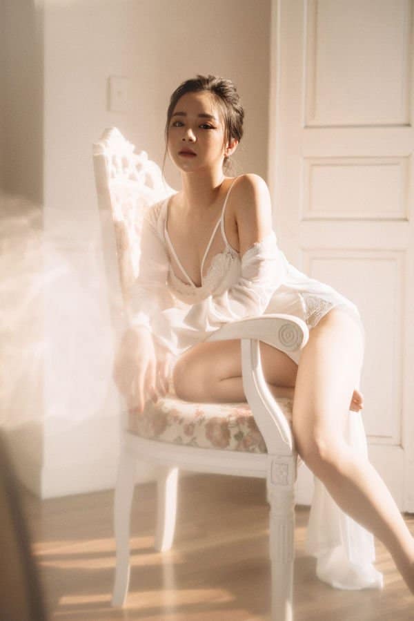 Hot girl ngủ gật Nhã Tiên mặc Bikini khoe vòng 1 siêu khủng