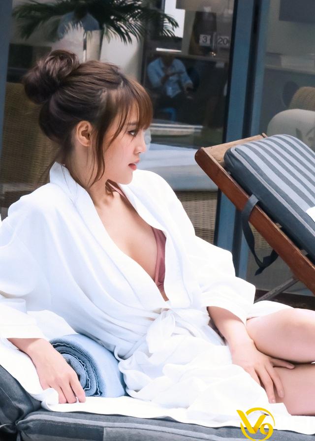 Linh Dương Lan Ngọc mặc bikini Sexy với hình xăm vùng kín
